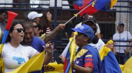 Un grupo de venezolanos se concentraron en los exteriores de la Gobernación del Guayas para festejar la captura de Nicolas Maduro. Fotos: César Muñoz/ API
