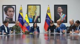 La vicepresidenta ejecutiva de Venezuela, Delcy Rodríguez (c), hablando en una reunión este domingo, en Caracas.