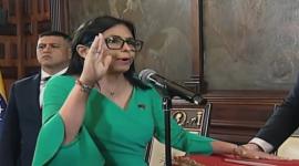 Captura de video tomada de una transmisión de la televisión estatal VTV que muestra La vicepresidenta ejecutiva de Venezuela, Delcy Rodríguez, jurando como mandataria encargada del país este lunes, en Caracas (Venezuela).Rodríguez, juró como mandataria encargada del país, dos días después de la captura del gobernante Nicolás Maduro y su esposa, la diputada Cilia Flores, por parte de fuerzas estadounidenses en medio de una serie de ataques en Caracas y tres estados cercanos. EFE/ VTV /SOLO USO EDITORIAL/NO VENTAS/SOLO DISPONIBLE PARA ILUSTRAR LA NOTICIA QUE ACOMPAÑA (CRÉDITO OBLIGATORIO)