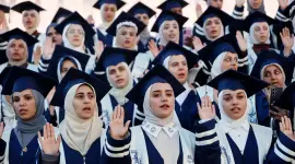 Estudiantes de las facultades de Medicina de las universidades Islámica y de Al Azhar se graduaron, en Gaza.