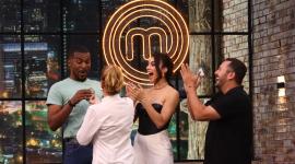 La chef Irene González entrega el Pin del Che a Frickson Erazo.