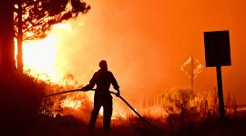 Una persona trabaja para apagar un incendio forestal, el viernes 9 de enero, en el Hoyo provincia de Chubut, en Argentina.