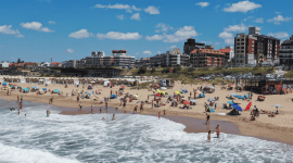 Una ola de seis metros arrastró bañistas en la playa Santa Clara del Mar.
