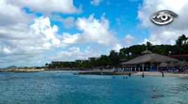 Pequeña en tamaño, Curazao destaca por su historia y su mezcla cultural. Con influencias europeas, africanas y americanas, en la isla conviven varios idiomas y tradiciones. Un rincón del Caribe donde la diversidad se vive en sus calles, su gente y su gastronomía.