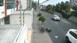 Un video captó el atropellamiento a un ciclista en una concurrida avenida del norte de Quito.