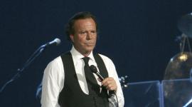 Exempleadas de Julio Iglesias lo denuncian por trata y acoso sexual