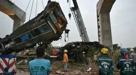 Grúa cae sobre tren de pasajeros y mata a 32 en Tailandia