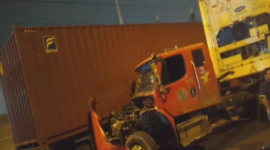 Caos en la vía a Daule por tráiler volcado a la altura de la Penitenciaría del Litoral.