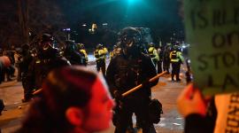 Agentes federales y policías antidisturbios se enfrentan a manifestantes tras el tiroteo de un venezolano a manos de un agente del ICE.