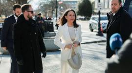 La líder opositora venezolana, María Corina Machado, saluda a sus simpatizantes frente a la Casa Blanca tras reunirse este jueves con el presidente estadounidense Donald Trump