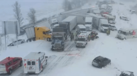 Más de 100 vehículos chocaron en una carretera de Michigan en medio de una fuerte nevada.