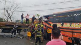 Trágico choque entre un bus interprovincial y una plataforma en la vía Durán - Yaguachi.
