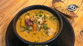 Desde el primer hervor anuncia un plato donde el mar y la tierra se encuentran en una sola olla: pescado, mariscos, verde, maní y una larga lista de ingredientes que hablan de paciencia y tradición. Entramos a la cocina manabita para seguir el rastro de una sopa ancestral.