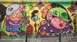 En este reportaje nos acercamos al trabajo de Christian Tapia, grabador, ilustrador y muralista, para entender cómo combina técnica manual y herramientas digitales mientras transforma el espacio público con una mezcla de personajes cotidianos y otros surgidos de su imaginación.