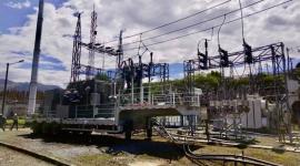 Persona de la Empresa Eléctrica Quito realizan trabajos en la subestación eléctrica de Tumbaco.