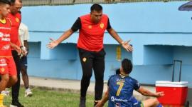 El entrenador César Farías en el incidente cuando dirigía al Aucas