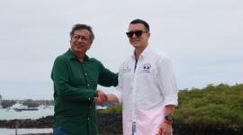 El presidente Gustavo Petro (izq) y Daniel Noboa (der) en una reunión que mantuvieron en Galápagos, como parte de una gabinete binacional.