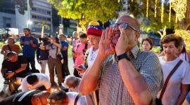 Familiares de presos políticos en Venezuela piden su liberación durante una vigilia.