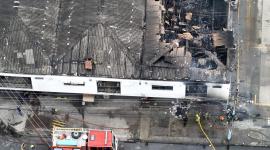 El Benemérito Cuerpo de Bomberos de Guayaquil trabaja en labores de enfriamiento en la zona.