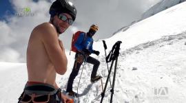 El andinista ecuatoriano Juan Neira relató cómo llegó a la cima del Cotopaxi solo en pantaloneta y muchas ganas de hacer historia.