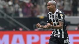 El futbolista brasileño Deyverson festeja un gol