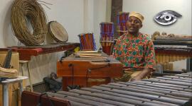 Su música sigue viva en la memoria y en la enseñanza. Patrimonio Inmaterial de la Humanidad, la marimba concentra un legado que pasa de manos y de oídos, desde los constructores y músicos tradicionales hasta las aulas universitarias.