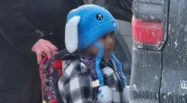 Fotografía cedida por Columbia Heights Public Schools, que muestra a un niño siendo detenido por agentes de ICE