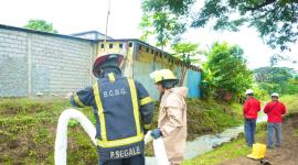 Personal del Cuerpo de Bomberos de Guayaquil trabaja en la zona para evitar que la contaminación avance hacia el río Daule.