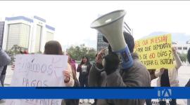 Trabajadores y dueños de empresas realizaron un plantón para solicitar una respuesta inmediata de Finanzas..Un reportaje de Lucía Clavijo