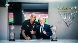 El futbolista Deyverson e Isaac Álvarez, presidente de Liga de Quito.