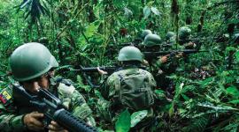 Un equipo de combate de soldados ecuatorianos realiza patrullajes de seguridad y control en el sector de la provincia de Sucumbios, frontera con Colombia.
