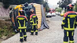 Volqueta con material pétreo se volcó en el norte de Quito