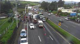 Choque entre camion y una camioneta dejó tres personas fallecidas