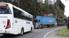 Camiones hacen largas filas en la frontera de Ecuador y Colombia previo a las medidas arancelarias