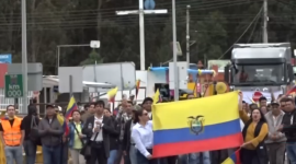 Transportistas bloquearon el paso en el puente de Rumichaca en protesta contra arancel del 30%.