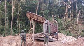 Militares durante un operativo contra la minería ilegal en Napo.