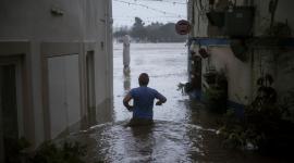 Un hombre en medio de una fuerte inundación tras las lluvias de la tormenta Leo