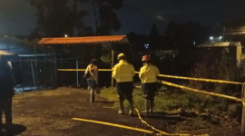 Bomberos de Rumiñahui acudieron al sector de Las Lanzas tras el colapso de un puente por las fuertes lluvias.