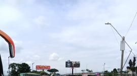 La vía en Urdesa Norte se cerró debido a un procedimiento policial que desarrolla la Policía Nacional.