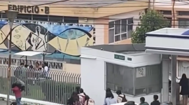 Video de estudiantes mudan las pertenencias de un compañero en Quito