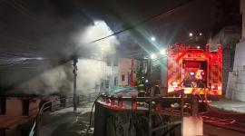 El Cuerpo de Bomberos de Quito acudió a sofocar las llamas en una vivienda de La Tola.