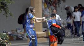 Estudiantes juegan al tradicional Carnaval tras la salida de clases en Cuenca