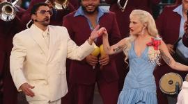 Bad Bunny (izquierda) y Lady Gaga actúan durante el espectáculo del descanso de la Super Bowl LX de Apple Music en el Levi's Stadium de Santa Clara, California.