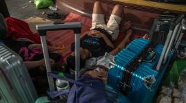 Ciudadanos indonesios liberados de centros de estafa duermen ante la embajada de Indonesia en Phnom Penh, el pasado 22 de enero.