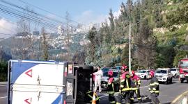 Un camión se volcó en la avenida Simón Bolívar, a la altura de Guápulo.