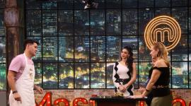 Carlos Luis Andrade presenta su tonga manabita en el atril a las chefs Valentina Álvarez e Irene Gonzalez.