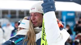 El medallista abrazado tras la ceremonia de victoria de la prueba individual masculina de biatlón de 20 km durante los Juegos Olímpicos de Invierno Milano Cortina 2026