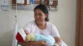 Una madre junto a un niño en un hospital de Ecuador.