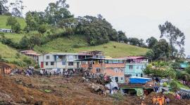 Rescatistas trabajan entre lodo y escombros en el municipio de Mallama, en Nariño, tras un deslizamiento provocado por intensas lluvias que dejó víctimas mortales y viviendas sepultadas