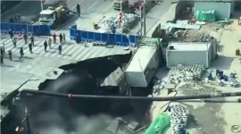 Enorme socavón abierto en segundos en un tramo de carretera de Shanghái, captado en cámaras de seguridad cerca de las obras del metro